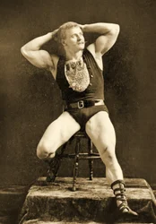 Eugen Sandow, in klassischer antiker griechisch-römischer Pose, ca. 1893